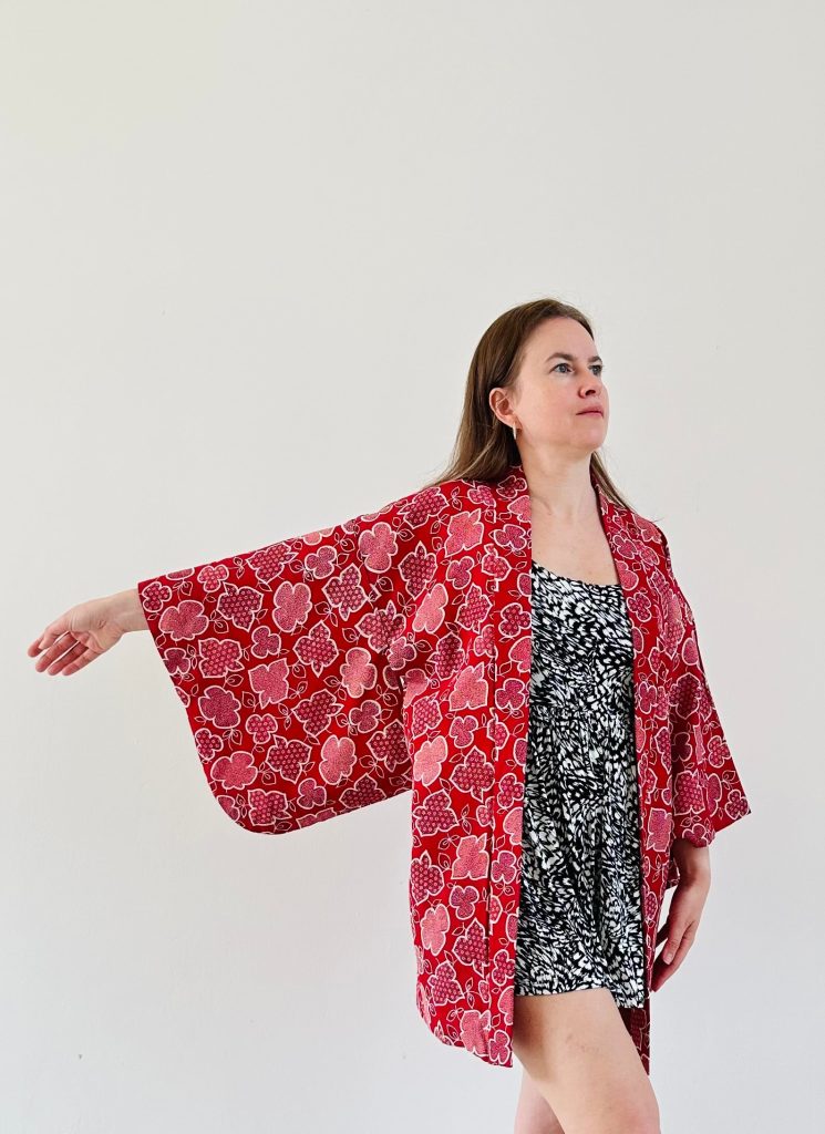 Silk Vintage Hahori Винтажное хаори из шелка в алом цвете с набивным цветочным рисунком
