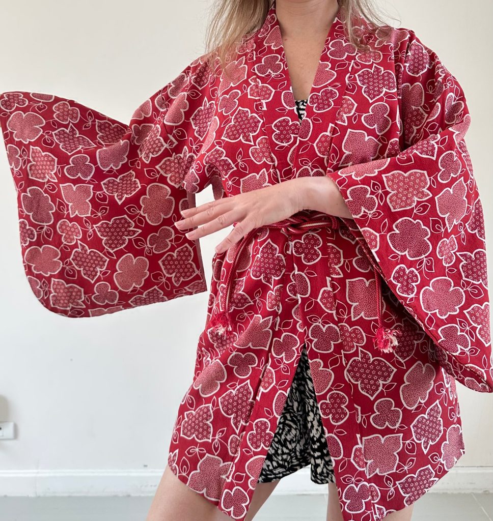 Silk Vintage Hahori Винтажное хаори из шелка в алом цвете с набивным цветочным рисунком