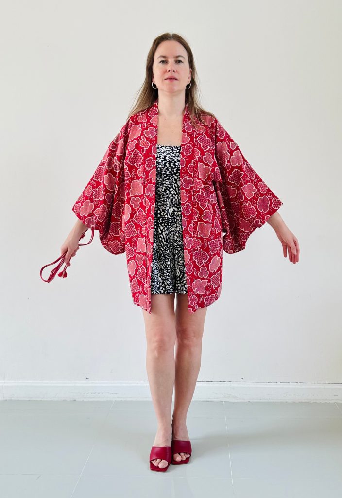 Silk Vintage Hahori Винтажное хаори из шелка в алом цвете с набивным цветочным рисунком