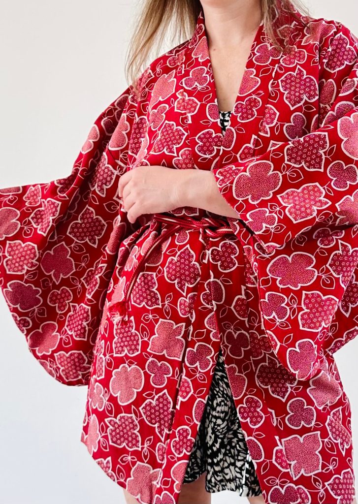 Silk Vintage Hahori Винтажное хаори из шелка в алом цвете с набивным цветочным рисунком