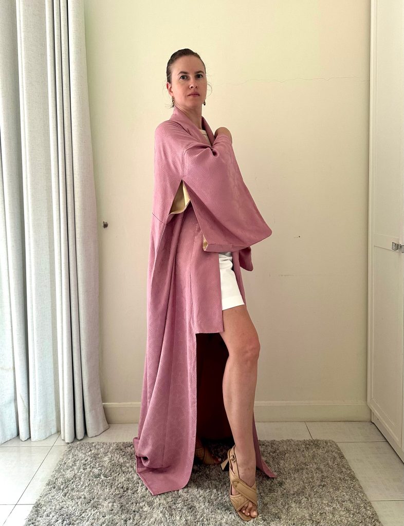 Silk Vintage Kimono Винтажное кимоно из шелка в цвете пыльной розы с набивным орнаментом в виде павлинов