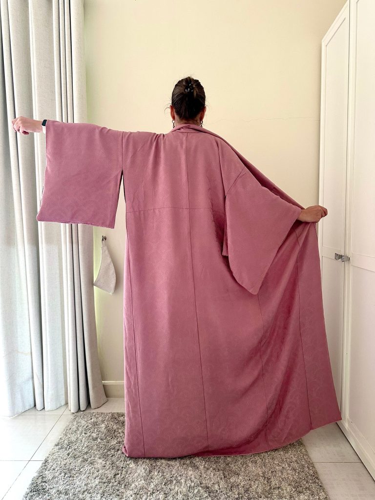Silk Vintage Kimono Винтажное кимоно из шелка в цвете пыльной розы с набивным орнаментом в виде павлинов