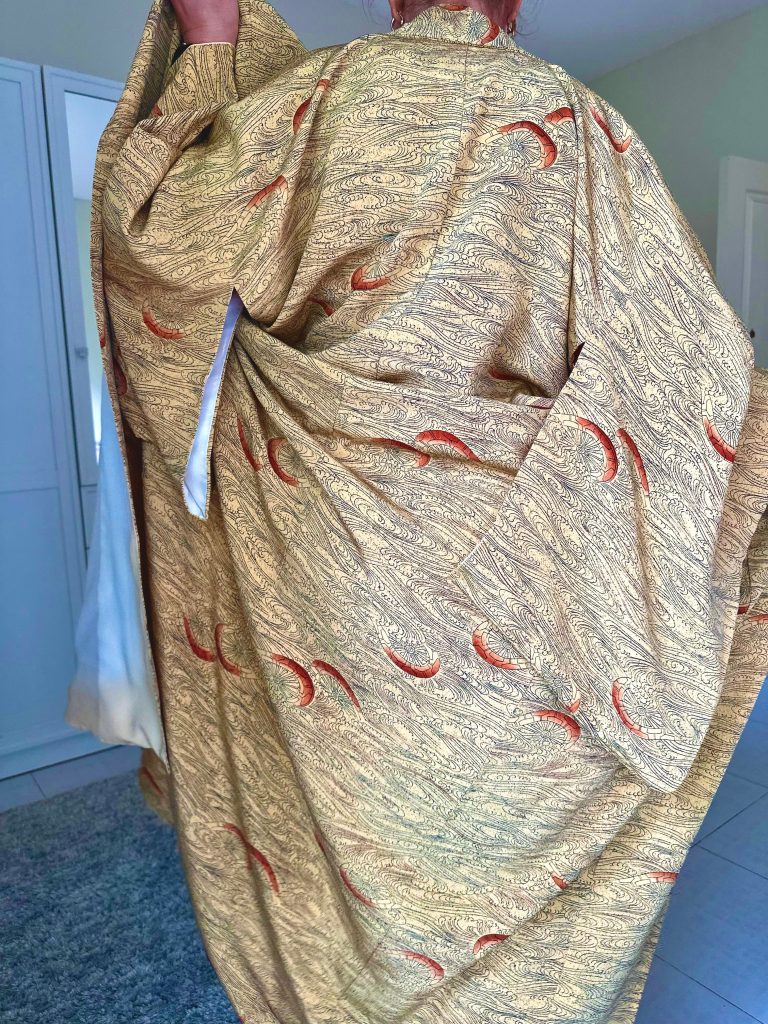 Silk Vintage Kimono Винтажное кимоно из шелка в цвете золота с орнаментом морской пучины