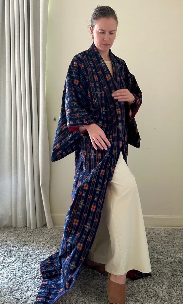 Silk Vintage Kimono Винтажное кимоно из шелка в темно-синем цвете с набивным рисунком на фактурной ткани