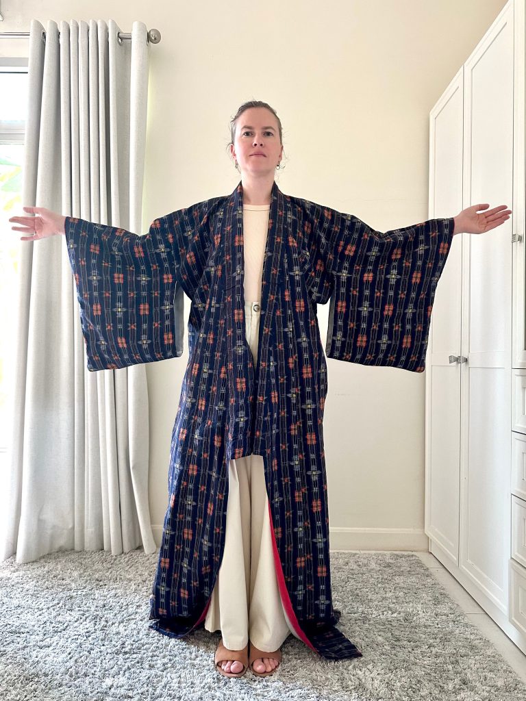 Silk Vintage Kimono Винтажное кимоно из шелка в темно-синем цвете с набивным рисунком на фактурной ткани