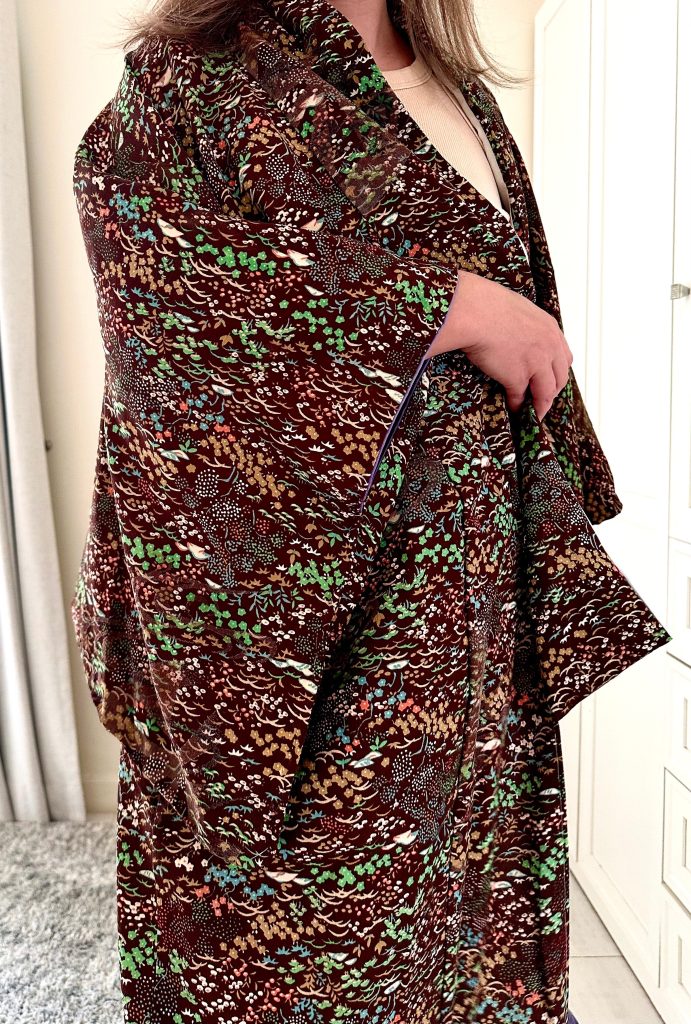 Silk Vintage Kimono Винтажное кимоно из шелка в коричневом цвете с мелким рисунком "лесные травы"